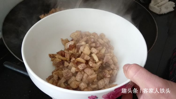 香芋糕我家最爱一做法,比饭店的还好吃,咸香软糯,一大盘吃光光