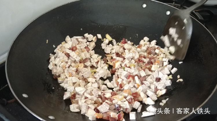 香芋糕我家最爱一做法,比饭店的还好吃,咸香软糯,一大盘吃光光