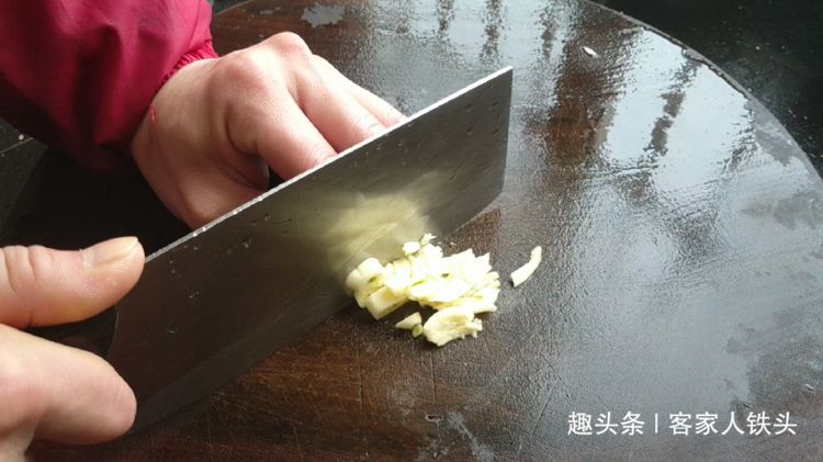 香芋糕我家最爱一做法,比饭店的还好吃,咸香软糯,一大盘吃光光