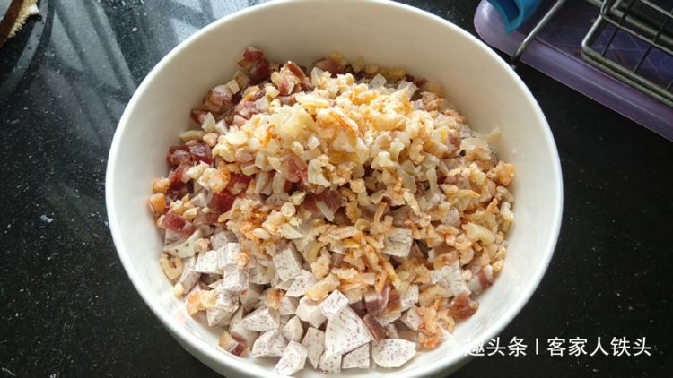 香芋糕我家最爱一做法,比饭店的还好吃,咸香软糯,一大盘吃光光