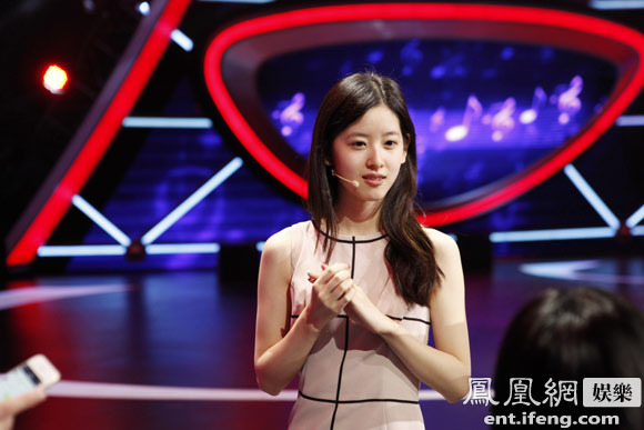 奶茶妹妹《最强大脑》全程英文采访 裸色衣衫清纯