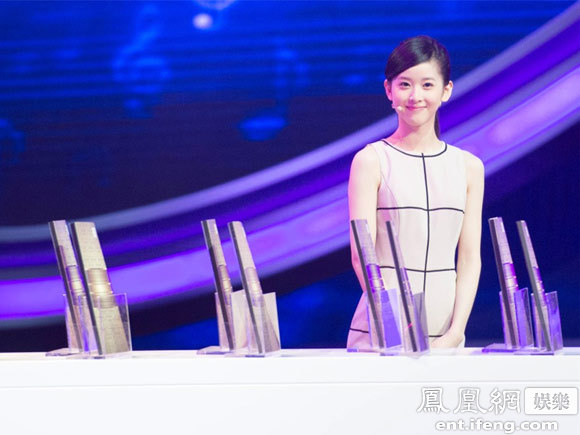 奶茶妹妹《最强大脑》全程英文采访 裸色衣衫清纯