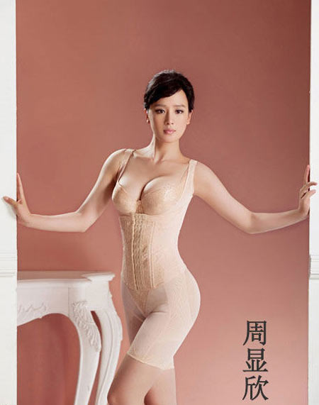 素有“小巩俐”之称的周显欣曝时尚内衣大片图集,身穿裸色内衣的周显欣展现出女人完美的S型体态。
素有“小巩俐”之称的周显欣曝时尚内衣大片图集,身穿裸色内衣的周显欣展现出女人完美的S型体态。