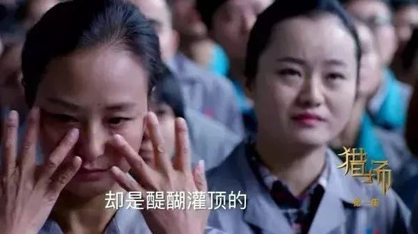 女员工跪地互扇耳光，不是狼性是有病