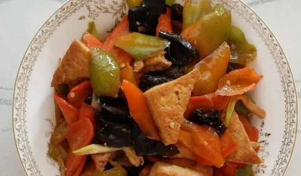 葱油鸡腿和炒素鸡或是番茄炒豆腐,做一桌菜就够了!