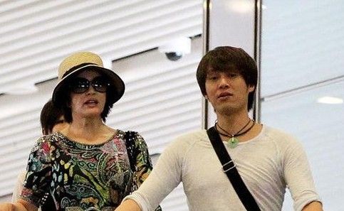 刘晓庆获猛男接机脖子惊现吻痕