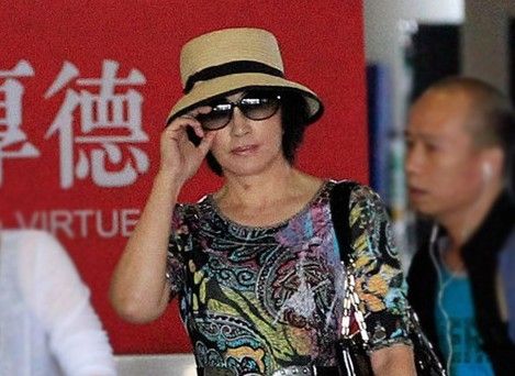 刘晓庆获猛男接机脖子惊现吻痕