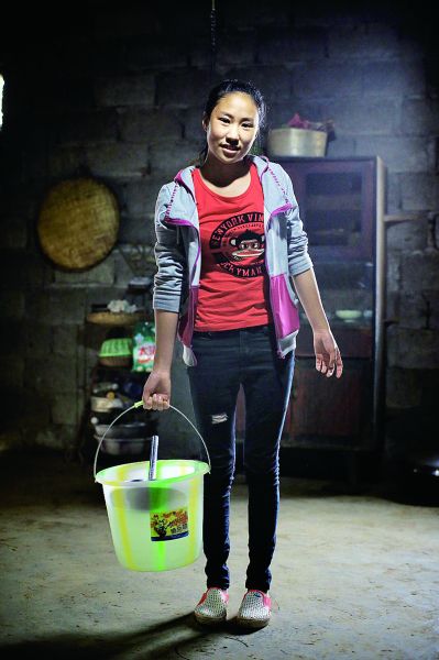 记者采访时刚好遇到家中停水,姐姐只好到邻居家的水井打了一桶水