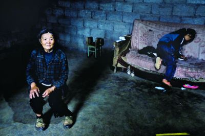 木苦依五木和两个弟弟被带到西昌后,家里只剩下奶奶和姐姐,显得很冷清