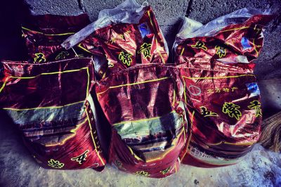 事情开后,镇里给他们家送了几袋大米,现在就堆在墙边