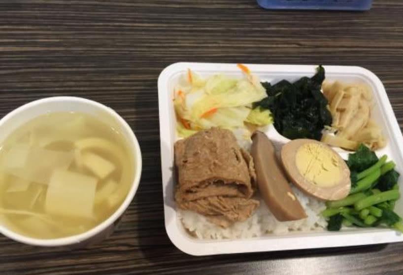 中国高铁20元盒饭被吐槽，看到日本火车便当后，网友：不吃了！