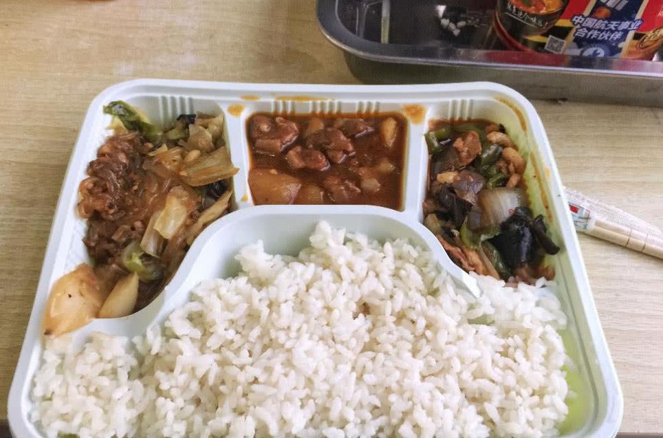 中国高铁20元盒饭被吐槽，看到日本火车便当后，网友：不吃了！