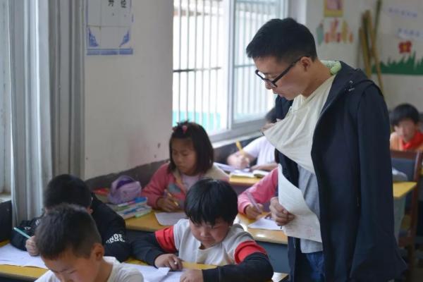 范恒发在给学生们上课  受访者供图