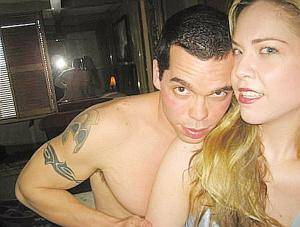 美国女记者乔装顾客暗访男妓 裸身共洗“鸳鸯浴”(组图)