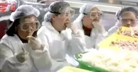 “无骨鸡爪”竟是工人用嘴啃出来的,你有没有吃过?