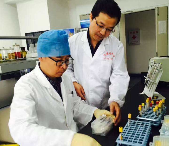 图片3.png 疾控工作人员在进行检测