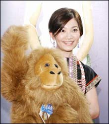 梁静茹与"绯闻情侣"玛莎亲密逛街被偷拍