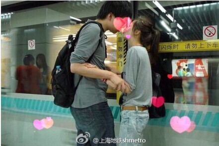 图说：情侣在地铁内热吻瞬间。图片来源：上海地铁供图