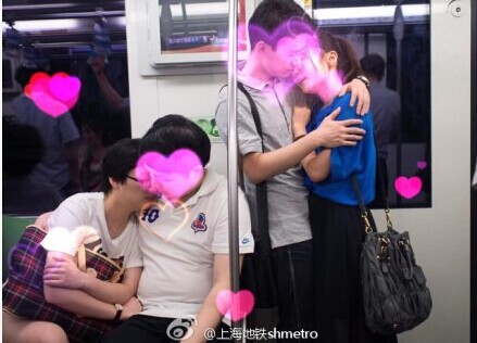 图说：情侣在地铁内亲热瞬间。图片来源：上海地铁供图