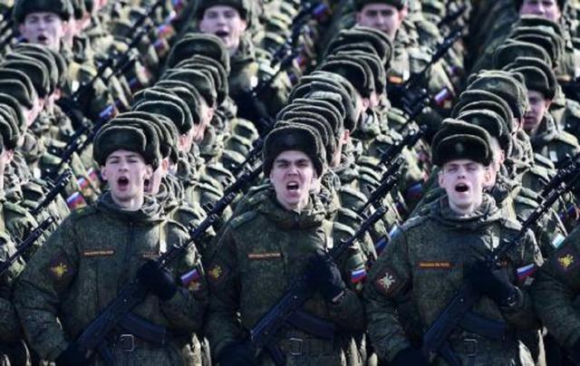 在步兵战车里煮火锅大吃一顿,结果4人中毒倒下,2人没能救过来