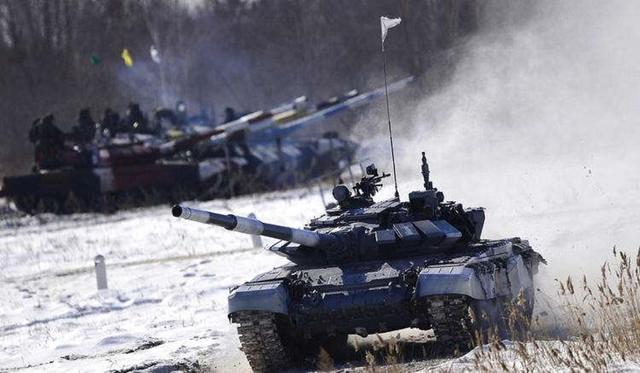 在步兵战车里煮火锅大吃一顿,结果4人中毒倒下,2人没能救过来