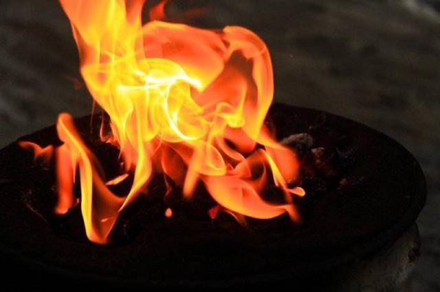 在步兵战车里煮火锅大吃一顿,结果4人中毒倒下,2人没能救过来