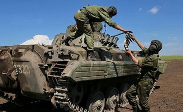 在步兵战车里煮火锅大吃一顿,结果4人中毒倒下,2人没能救过来