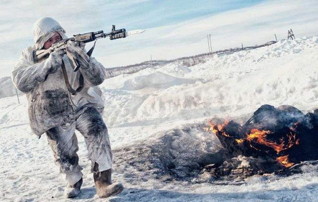 在步兵战车里煮火锅大吃一顿,结果4人中毒倒下,2人没能救过来