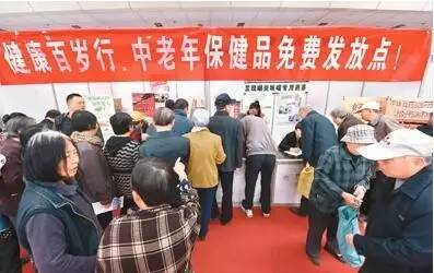 花40多万买保健品的退休女教授,说出了很多“父母的心里话”