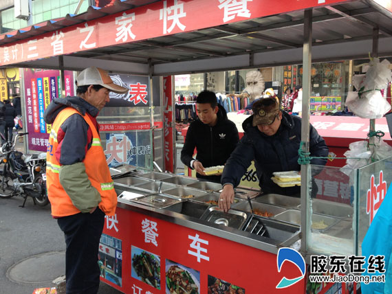 父子街头为饥饿人群提供免费午餐 善举暖人心