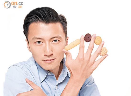 谢霆锋陪儿子常做家常菜 拉姑欣慰一家齐