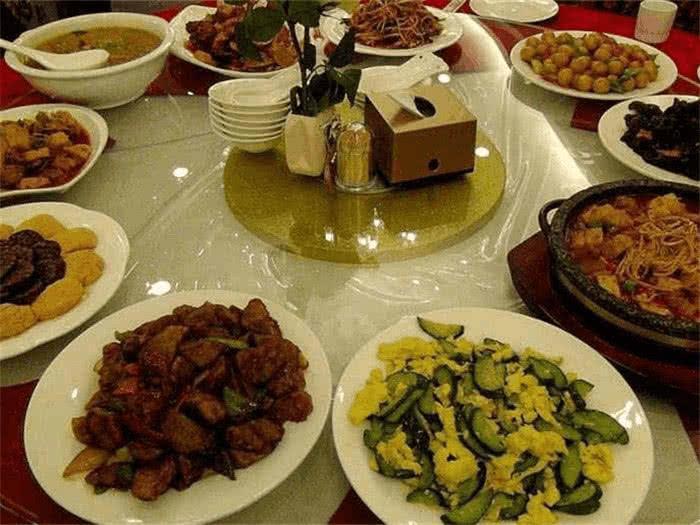 外国网友热议：我要怎么阻止中国人用筷子时，把食物放进我碗里？