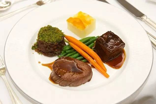 如何在西餐桌上正确地“装逼”?这些礼仪你一定要知道