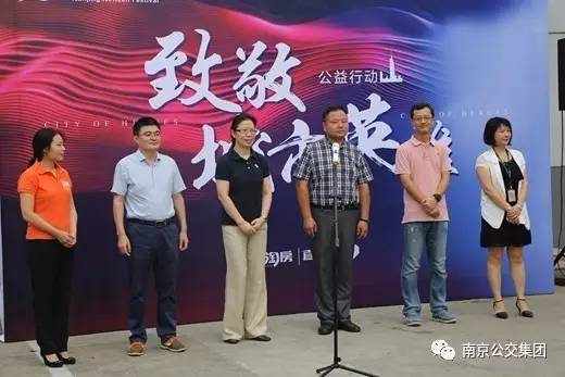 【致敬城市英雄】 今日立秋，南京公交修理工师傅们集体啃秋