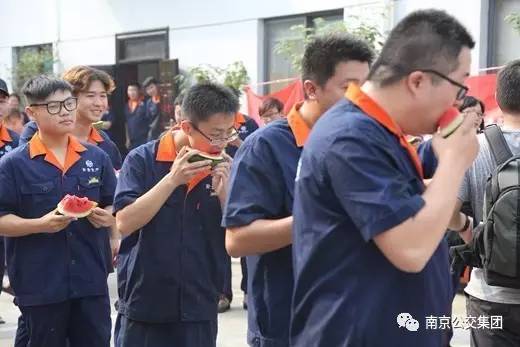 【致敬城市英雄】 今日立秋，南京公交修理工师傅们集体啃秋