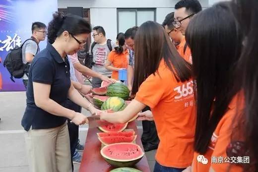 【致敬城市英雄】 今日立秋，南京公交修理工师傅们集体啃秋