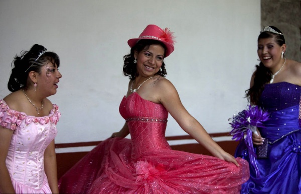 图为墨西哥女孩在成人礼展示她的裙子。(网页截图)