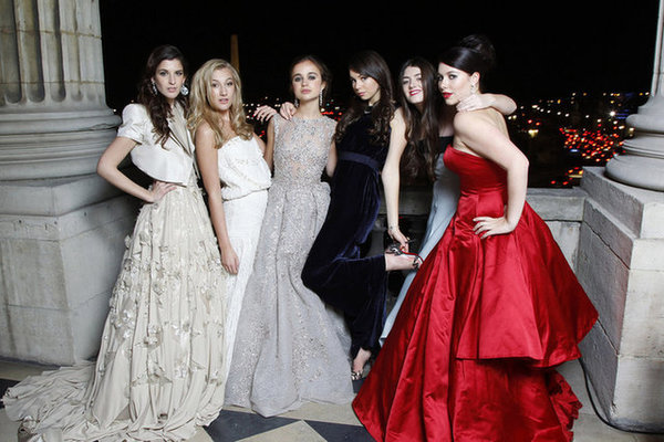 当地时间2013年11月30日,法国巴黎,2013巴黎成人礼舞会在克利翁酒店举行。图为众名媛露台拍摄写真。(资料图片)