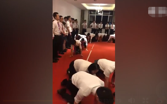 房地产员工业绩不达标被女经理扇耳光学狗爬,公司回应他们就爱这么