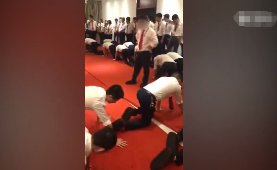 房地产员工业绩不达标被女经理扇耳光学狗爬,公司回应他们就爱这么