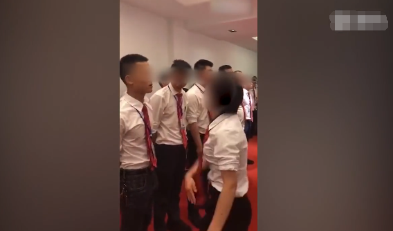 房地产员工业绩不达标被女经理扇耳光学狗爬,公司回应他们就爱这么