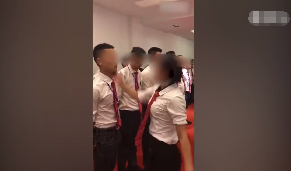 房地产员工业绩不达标被女经理扇耳光学狗爬,公司回应他们就爱这么