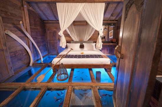 水塘上建旅馆，网友称：可以一边爱爱一边看鱼，心旷神怡！