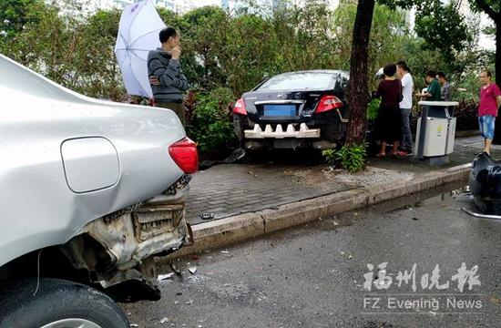 福州一车主违停掉头遭直行车猛撞 肇事车险落内河