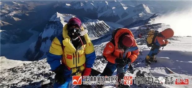 这名57岁的玉林人成功登顶珠峰