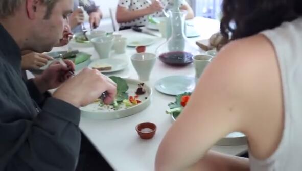 这创意有点惊悚：将亲人骨灰做成杯子永伴你身边