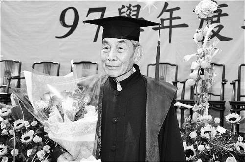 赵慕鹤4年前拿到硕士学位，前年他的书法作品被送进大英图书馆，数月前他还出了一本自传。如果不是他手背上密布的褐色斑点泄露了岁月痕迹，人们很难想到，这位台湾老人已经102岁了。