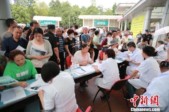 医学专家在成都进行丙肝义诊。　钟欣 摄