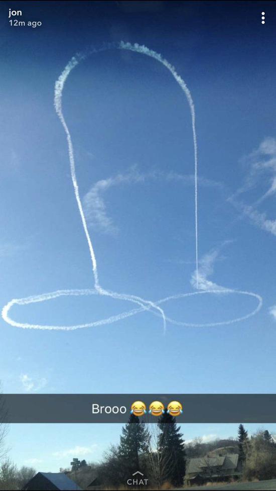  2017年，美国海军一名飞行员在华盛顿奥卡诺根县附近天空画了类似图案。图源：推特