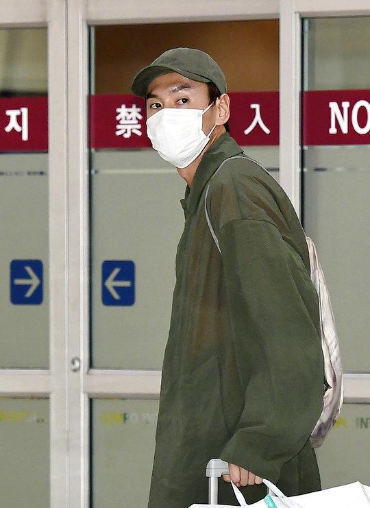 金宇彬抗癌成功与好友度假归来，无名指戒指抢镜